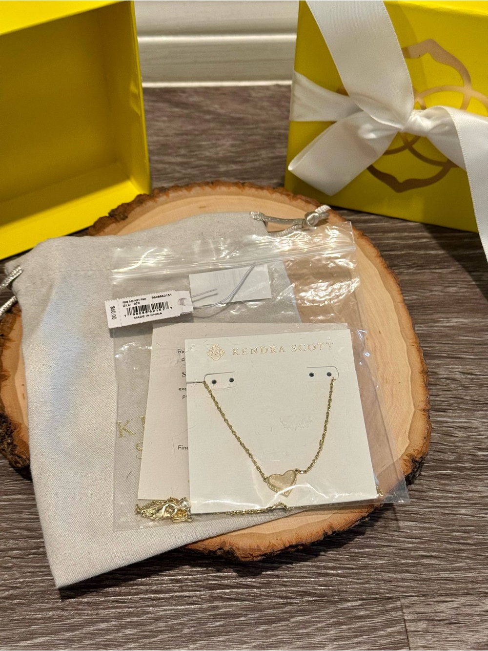 Kendra Scott Framed Ari Heart Gold Short Pendant Necklace in Iridescent - Picture 6 of 7